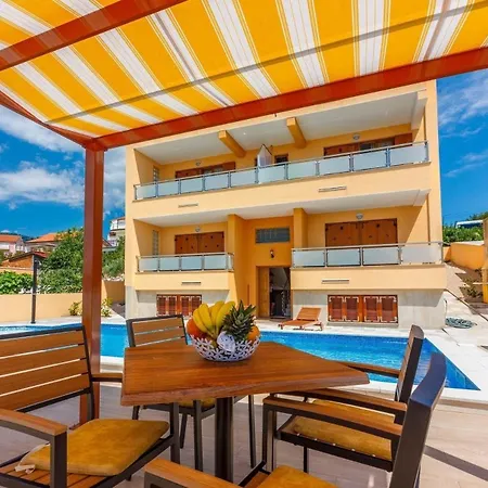 Schoene Ferienwohnung In Mit Gemeinsamem Pool, Grill Und Terrasse Und Panoramablick * נובי ווינודולסקי