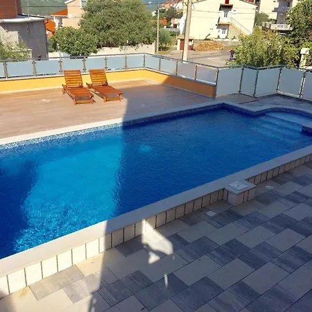 Schoene Ferienwohnung In Mit Gemeinsamem Pool, Grill Und Terrasse Und Panoramablick דירה *